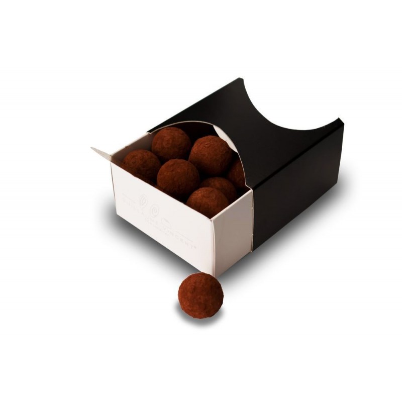 Truffes au chocolat au lait au cacao du Vénézuéla (43%), caramel, figue, cannelle et fève de tonka poudrées de cacao amer