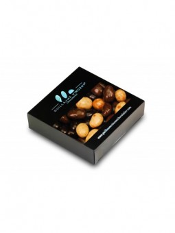 Assortiment d'amandes enrobées de crème de nougat et de chocolat au lait ou blanc et amandes enrobées de chocolat noir