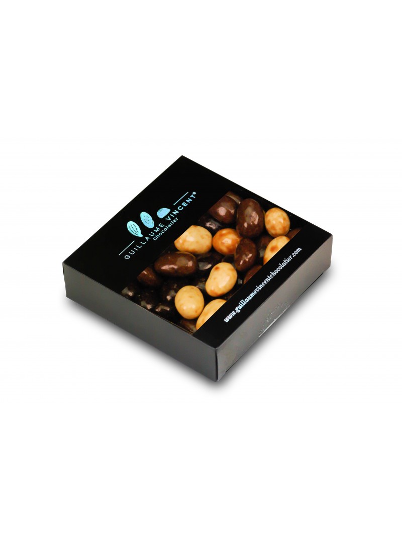 Assortiment d'amandes enrobées de crème de nougat et de chocolat au lait ou blanc et amandes enrobées de chocolat noir