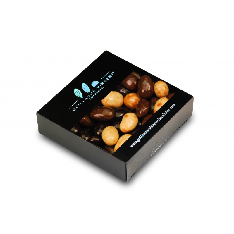 Assortiment d'amandes enrobées de crème de nougat et de chocolat au lait ou blanc et amandes enrobées de chocolat noir